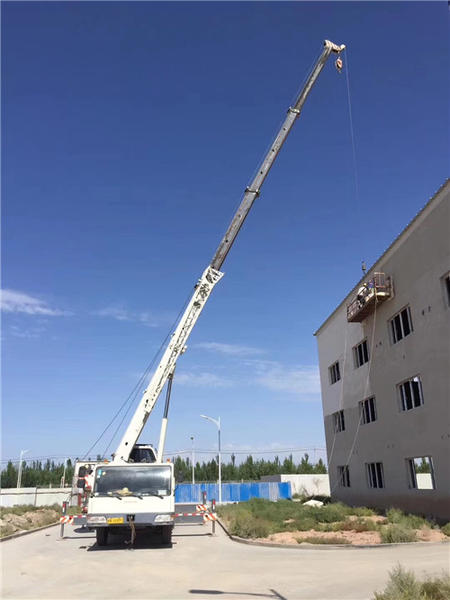 甘德县“轻装强干”—— 吊车的 “轻量化臂架” 技术